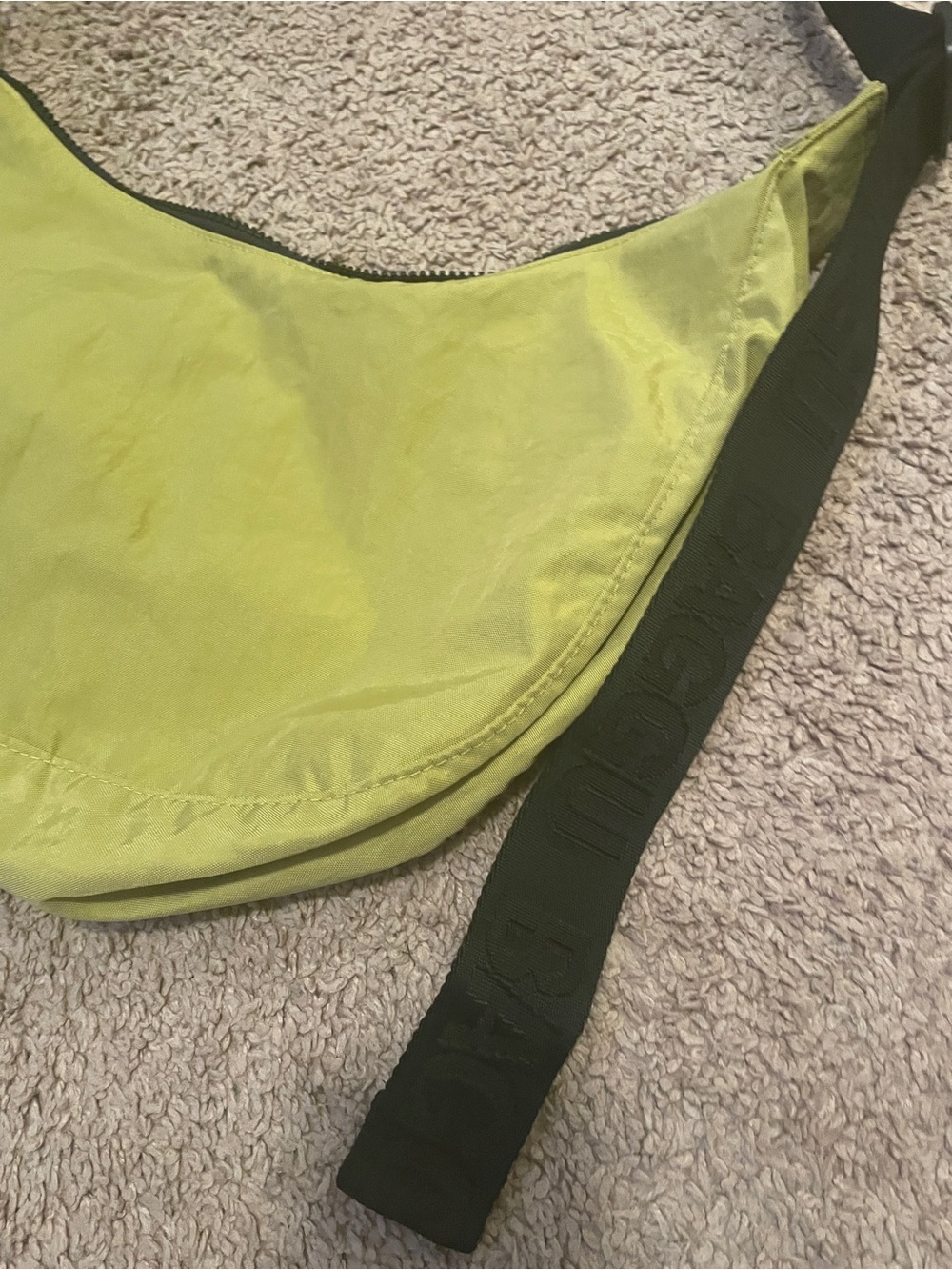 Baggu Crescent Bag Lemongrass Green Medium - Picture 4 of 7